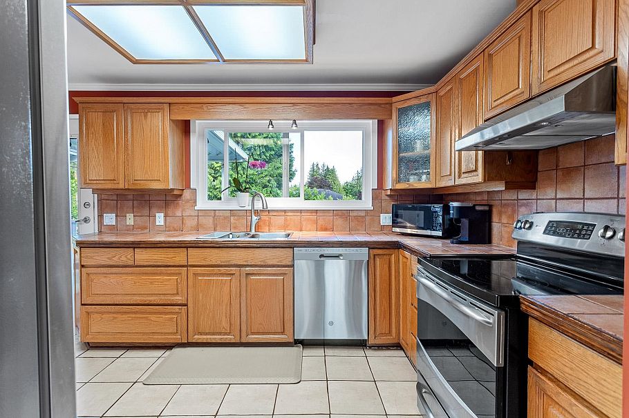 1549 Lynn Valley Road North Vancouver, BC - 11