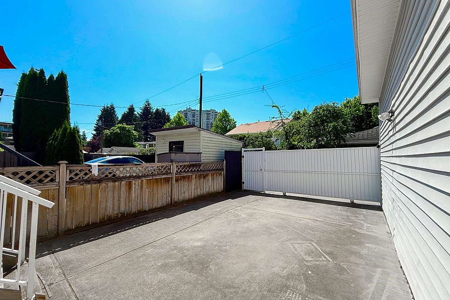 1717 Tatlow Avenue North Vancouver, BC - 22