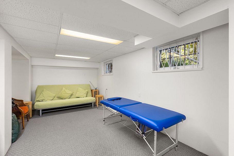 1537 W 40th Avenue Vancouver, BC - 37