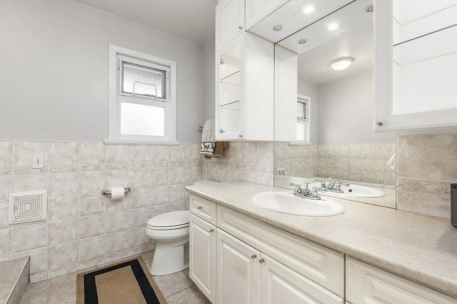 1224 W 23rd Street North Vancouver, BC - 17