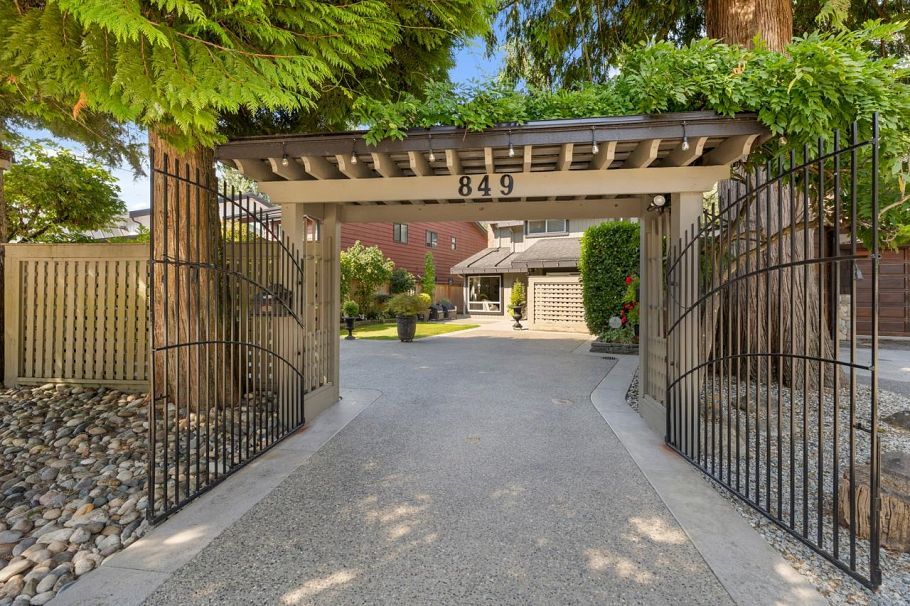 849 Riverside Drive North Vancouver, BC - 38