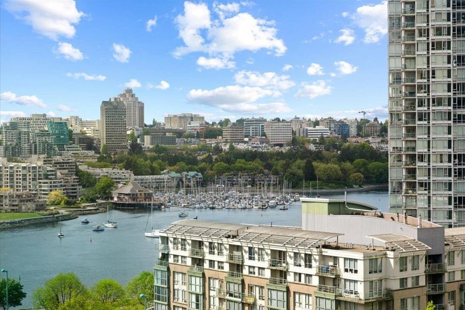 1611 68 Smithe Street Vancouver, BC - 1