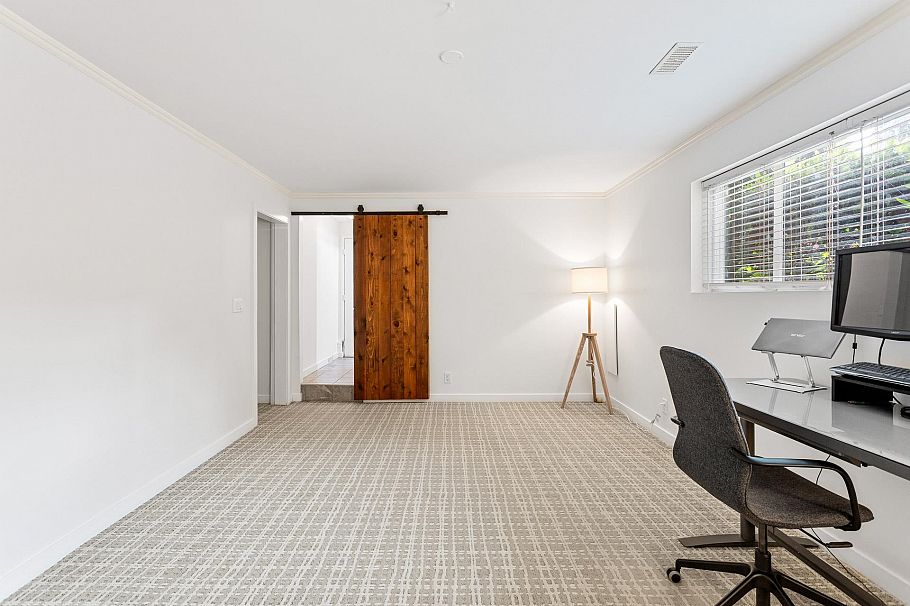 1549 Lynn Valley Road North Vancouver, BC - 32