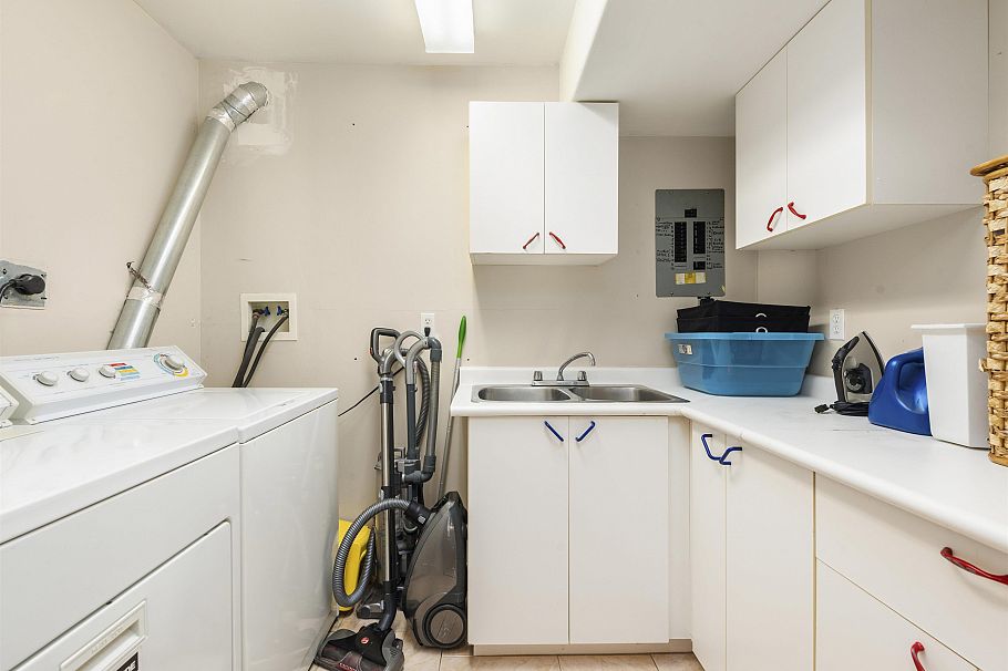 1224 W 23rd Street North Vancouver, BC - 27