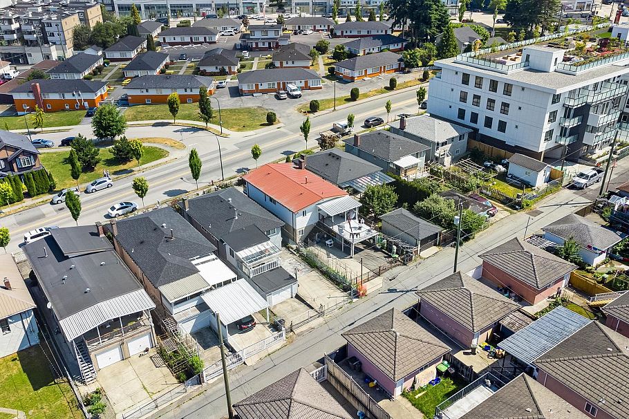 2366 E 33rd Avenue Vancouver, BC - 3