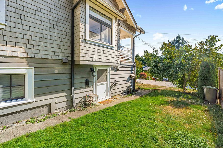 138 W Kings Road North Vancouver, BC - 35