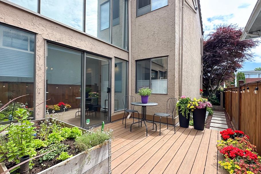 1 226 E 10 Street North Vancouver, BC - 5