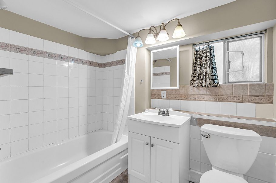 138 W Kings Road North Vancouver, BC - 28