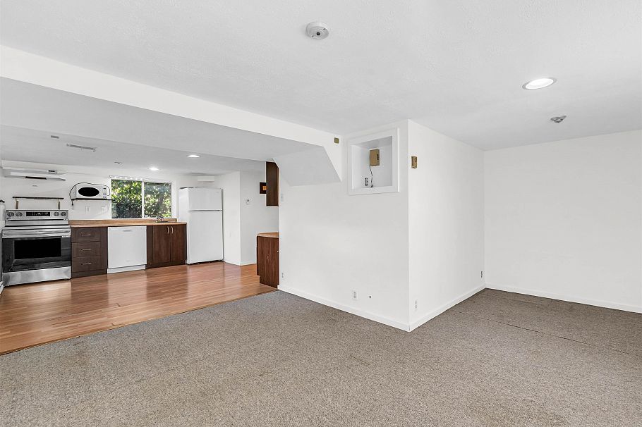 138 W Kings Road North Vancouver, BC - 27