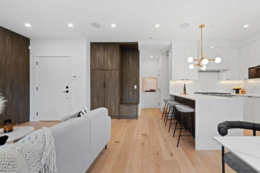 2 4549 W 11th Avenue Vancouver, BC - 4