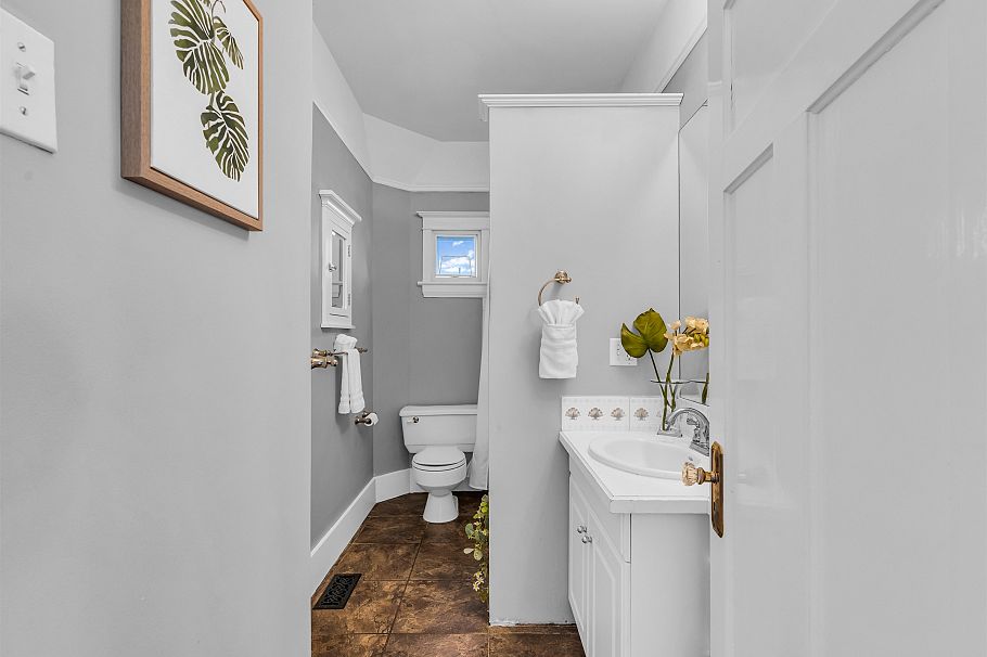 138 W Kings Road North Vancouver, BC - 22