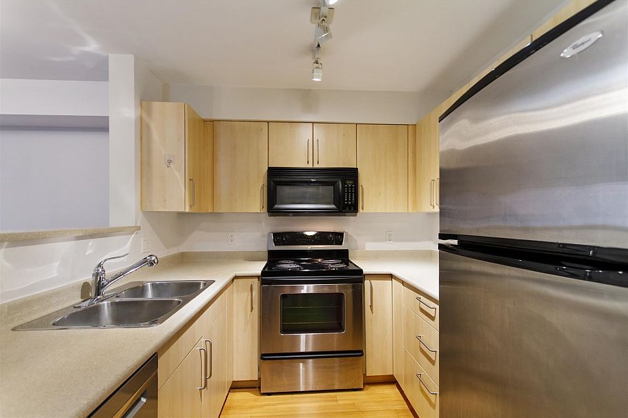 210 3575 Euclid Avenue Vancouver, BC - 9