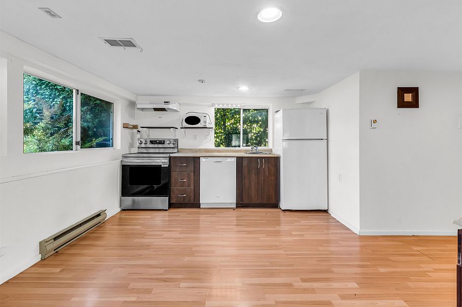 138 W Kings Road North Vancouver, BC - 24