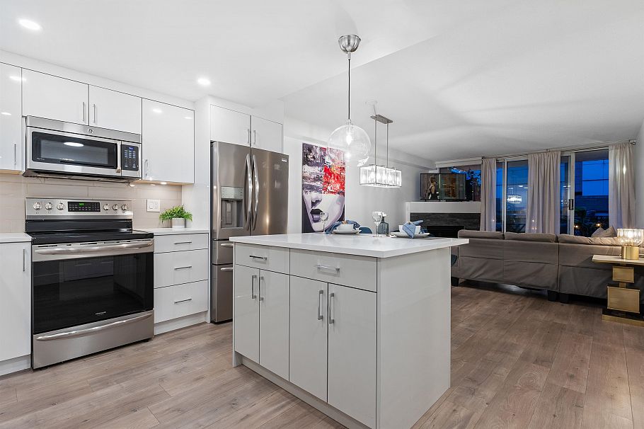 312 555 Abbott  Street Street Vancouver, BC - 2