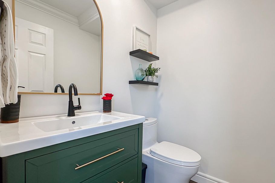 1 226 E 10 Street North Vancouver, BC - 20