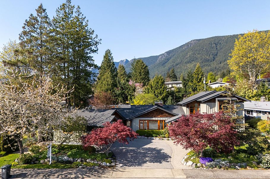 986 Tudor Avenue North Vancouver, BC - 2