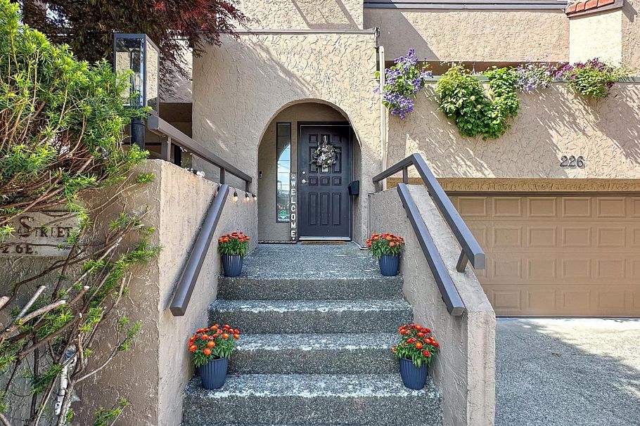 1 226 E 10 Street North Vancouver, BC - 29