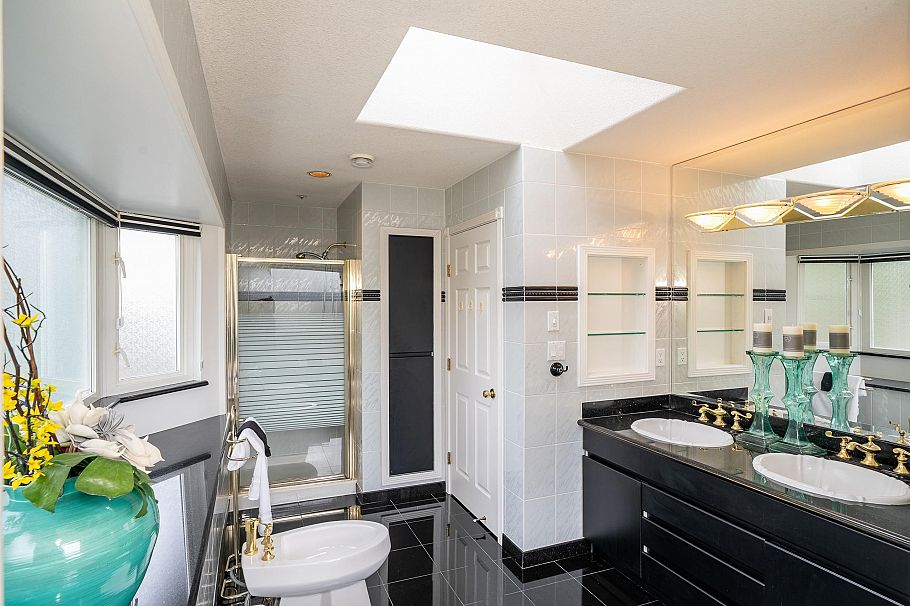 4255 W 15th Avenue Vancouver, BC - 23