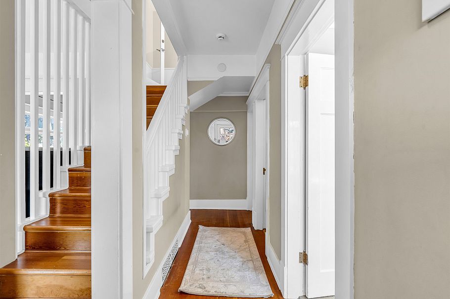 138 W Kings Road North Vancouver, BC - 21