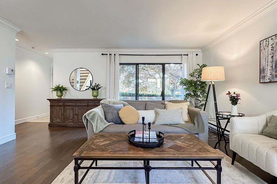 1 226 E 10 Street North Vancouver, BC - 2