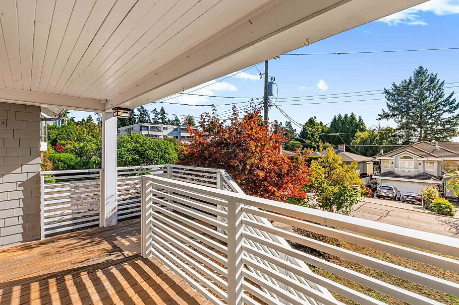 138 W Kings Road North Vancouver, BC - 37