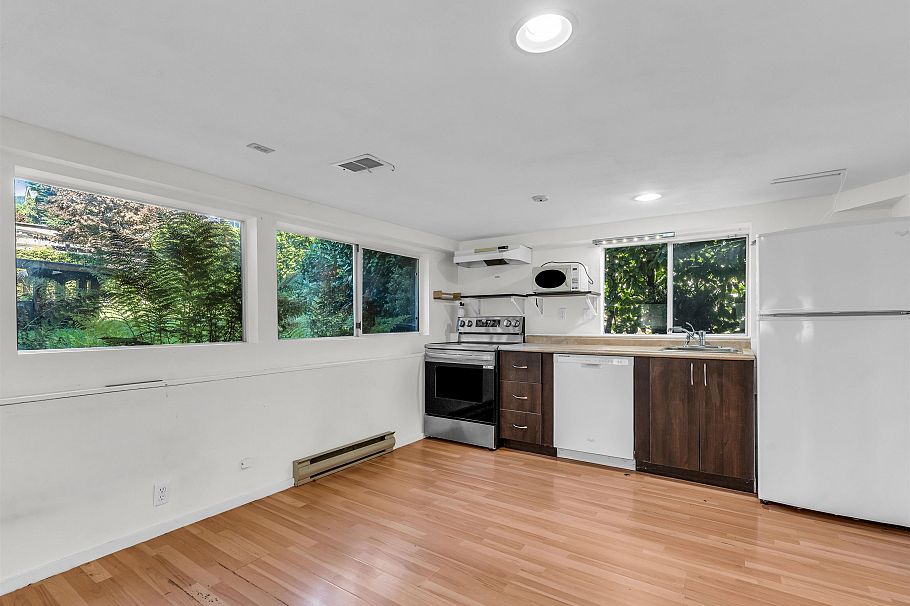 138 W Kings Road North Vancouver, BC - 25