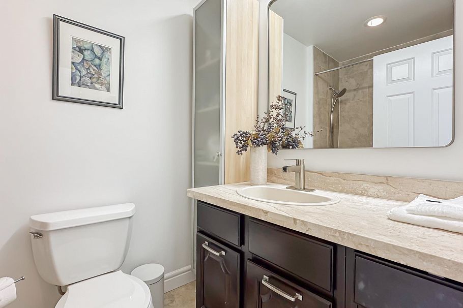 1 226 E 10 Street North Vancouver, BC - 18