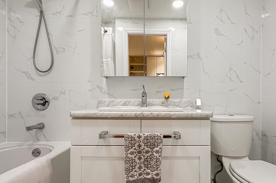 1 226 E 10 Street North Vancouver, BC - 27