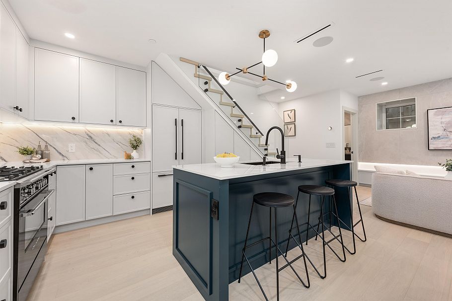 2 365 E 33rd Avenue Vancouver, BC - 2