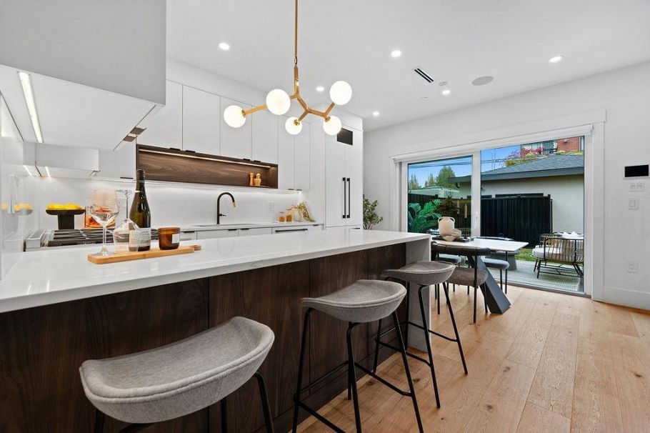 2 4549 W 11th Avenue Vancouver, BC - 1