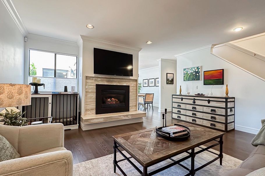 1 226 E 10 Street North Vancouver, BC - 1