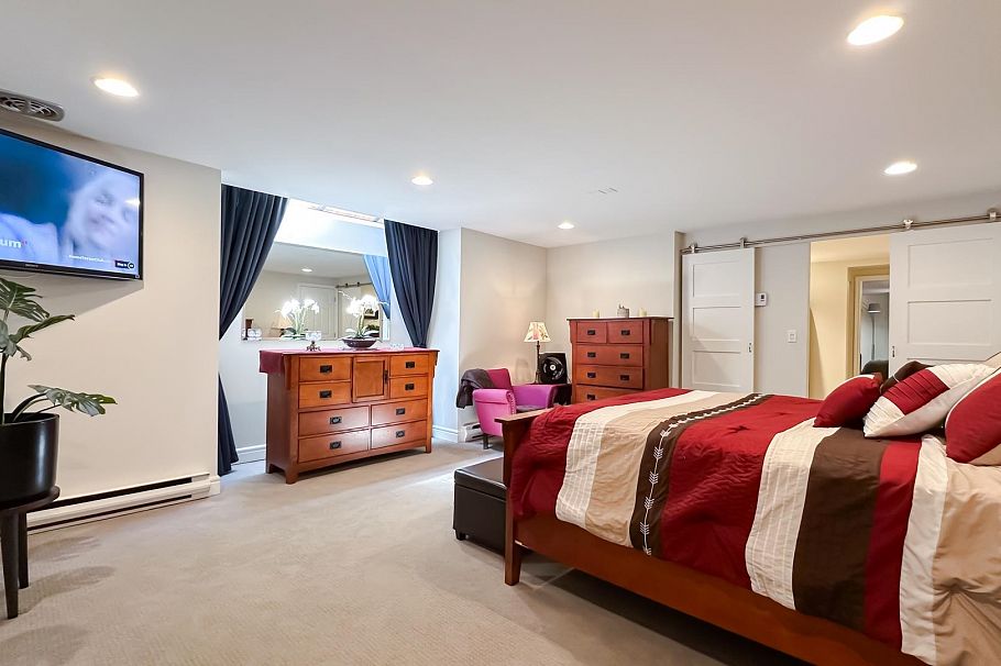 1 226 E 10 Street North Vancouver, BC - 25