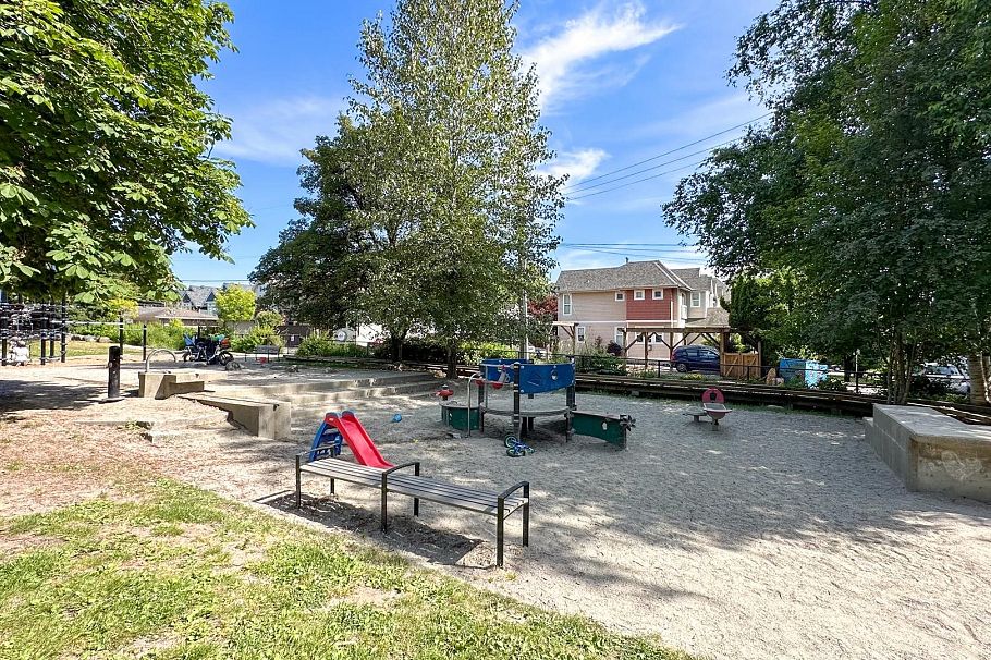 1 226 E 10 Street North Vancouver, BC - 31