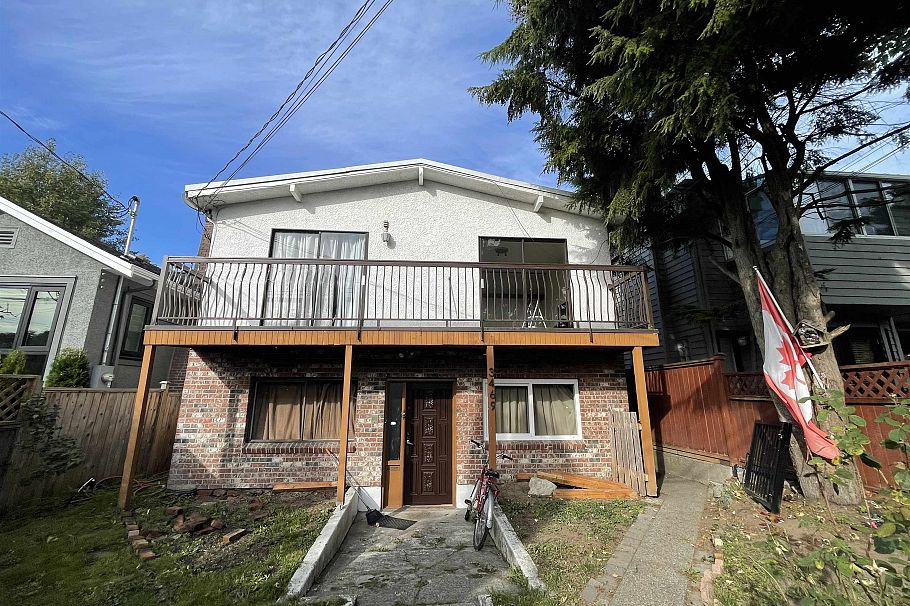 3469 W 8th Avenue Vancouver, BC - 1