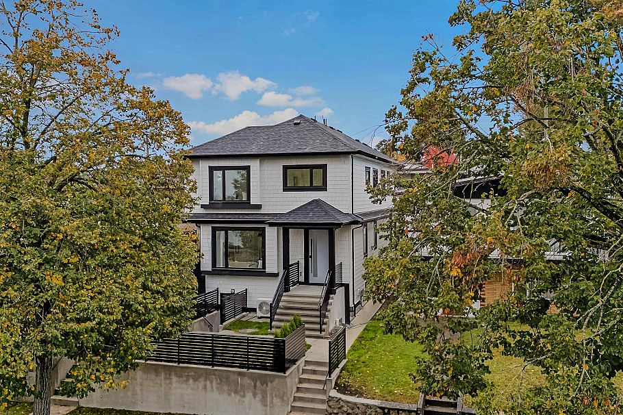 2 585 E 60th Avenue Vancouver, BC - 1