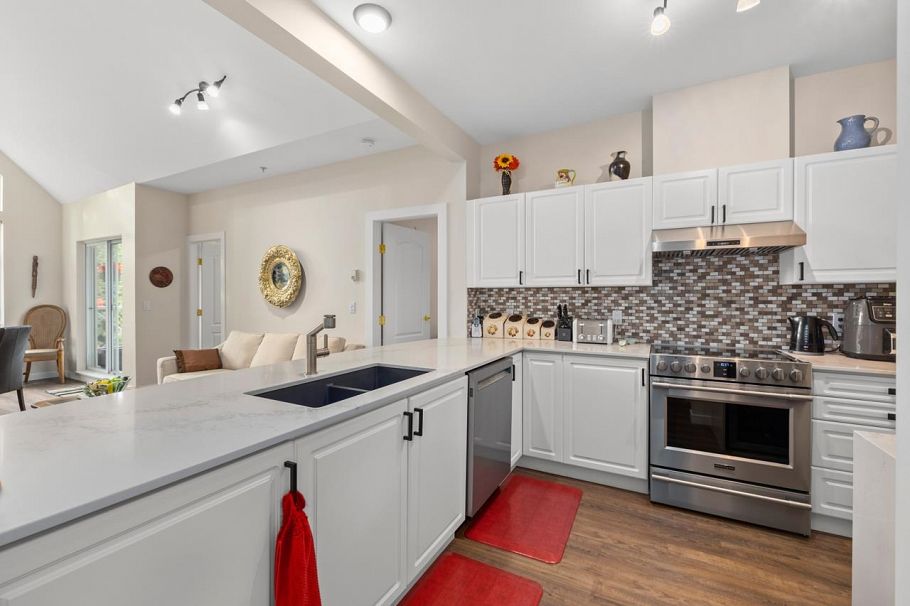 403 678 W Queens Road North Vancouver, BC - 9