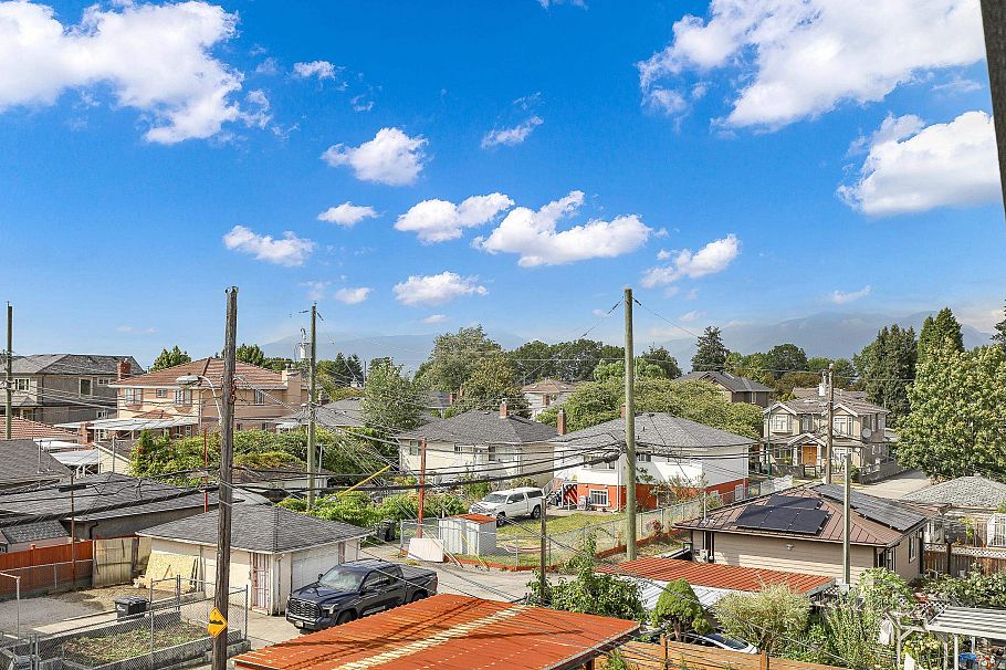 2 3695 E 26 Avenue Vancouver, BC - 36