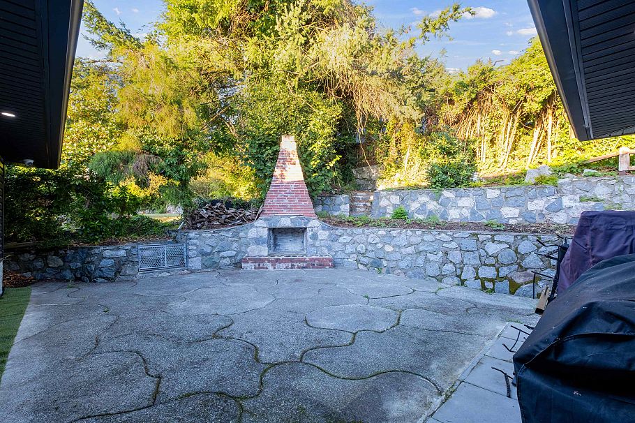 3812 Dalkeith Drive North Vancouver, BC - 21