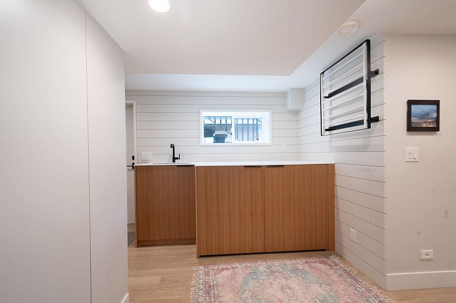 328 E 22nd Street North Vancouver, BC - 23