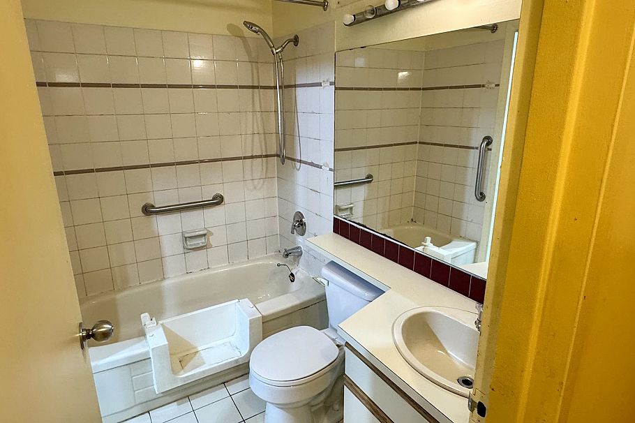 403 1010 Chilco Street Vancouver, BC - 4