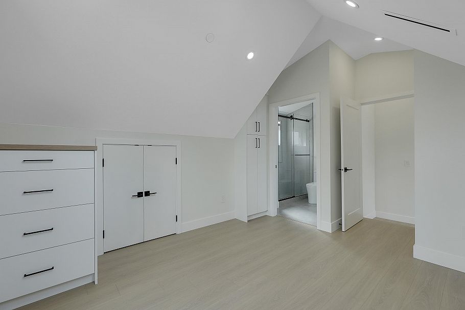 1 3695 E 26 Avenue Vancouver, BC - 22