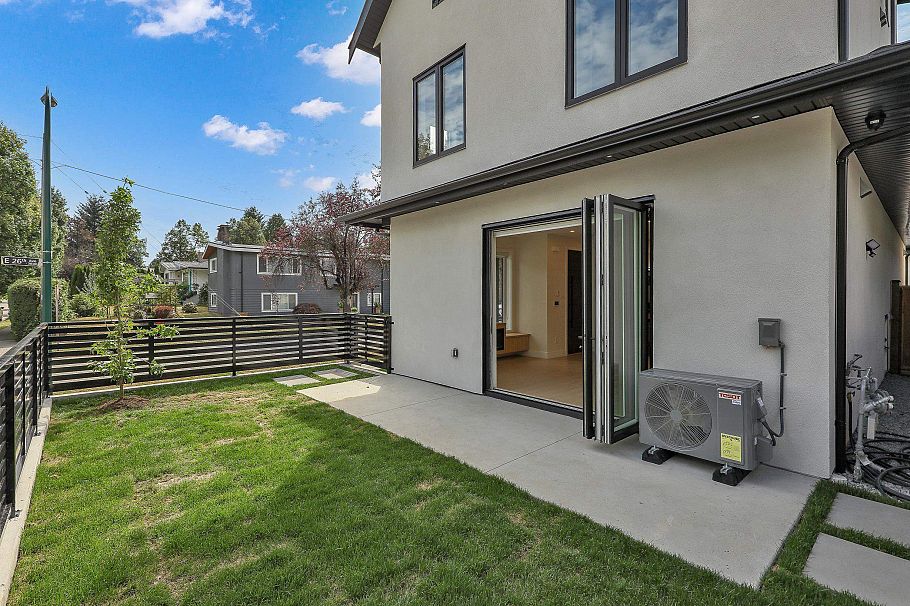 1 3695 E 26 Avenue Vancouver, BC - 30