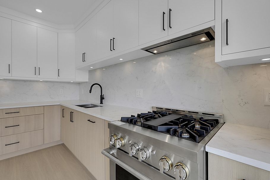 1 3695 E 26 Avenue Vancouver, BC - 9