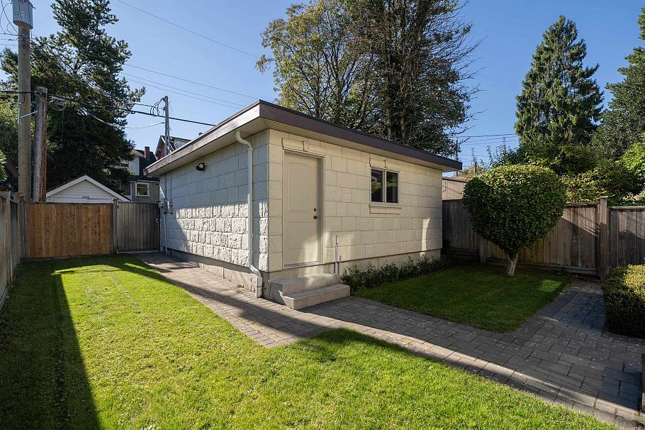 3716 W 17th Avenue Vancouver, BC - 32