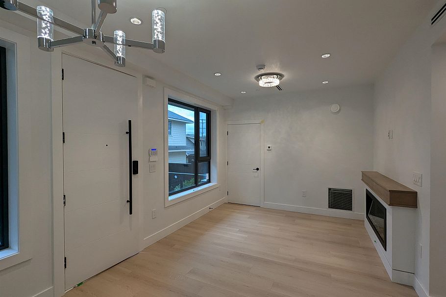 2 262 E 65th Avenue Vancouver, BC - 2