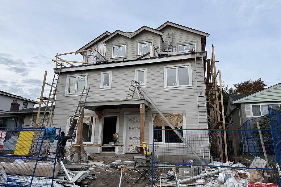 2 1577 E 58th Avenue Vancouver, BC - 1