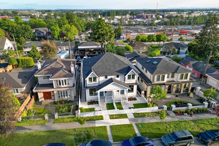 1722 E 64th Avenue Vancouver, BC - 3