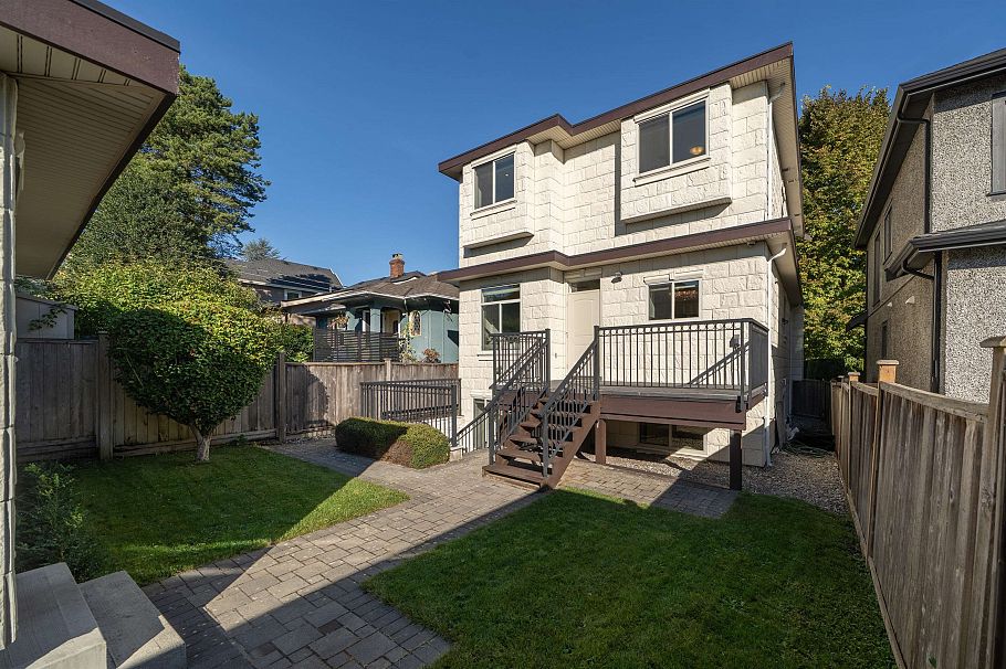 3716 W 17th Avenue Vancouver, BC - 33