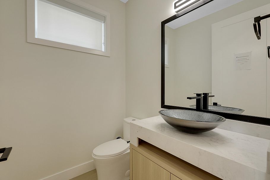 1 3695 E 26 Avenue Vancouver, BC - 13