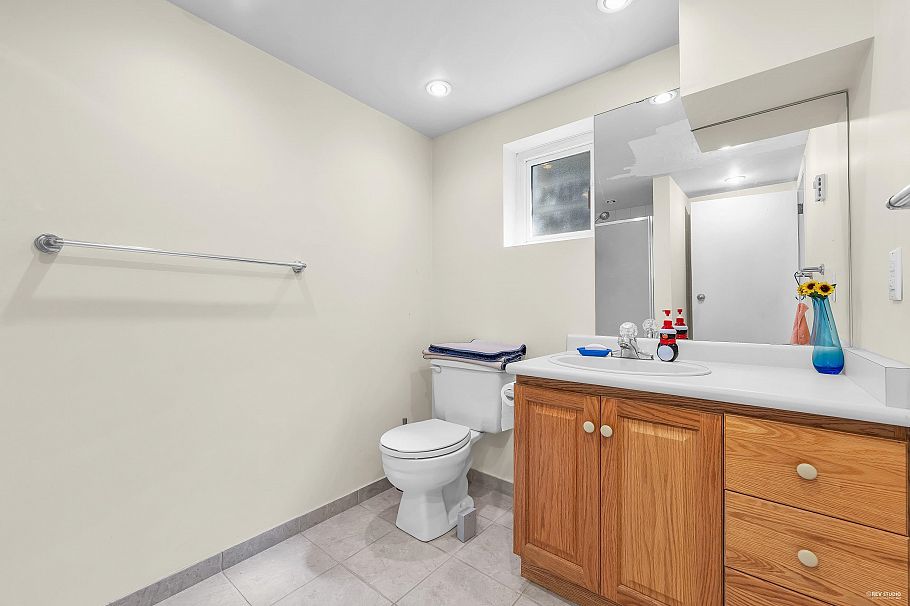 1258 W 33rd Avenue Vancouver, BC - 18